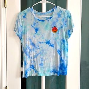 Short sleeve cropped blue tie dye t-shirt.